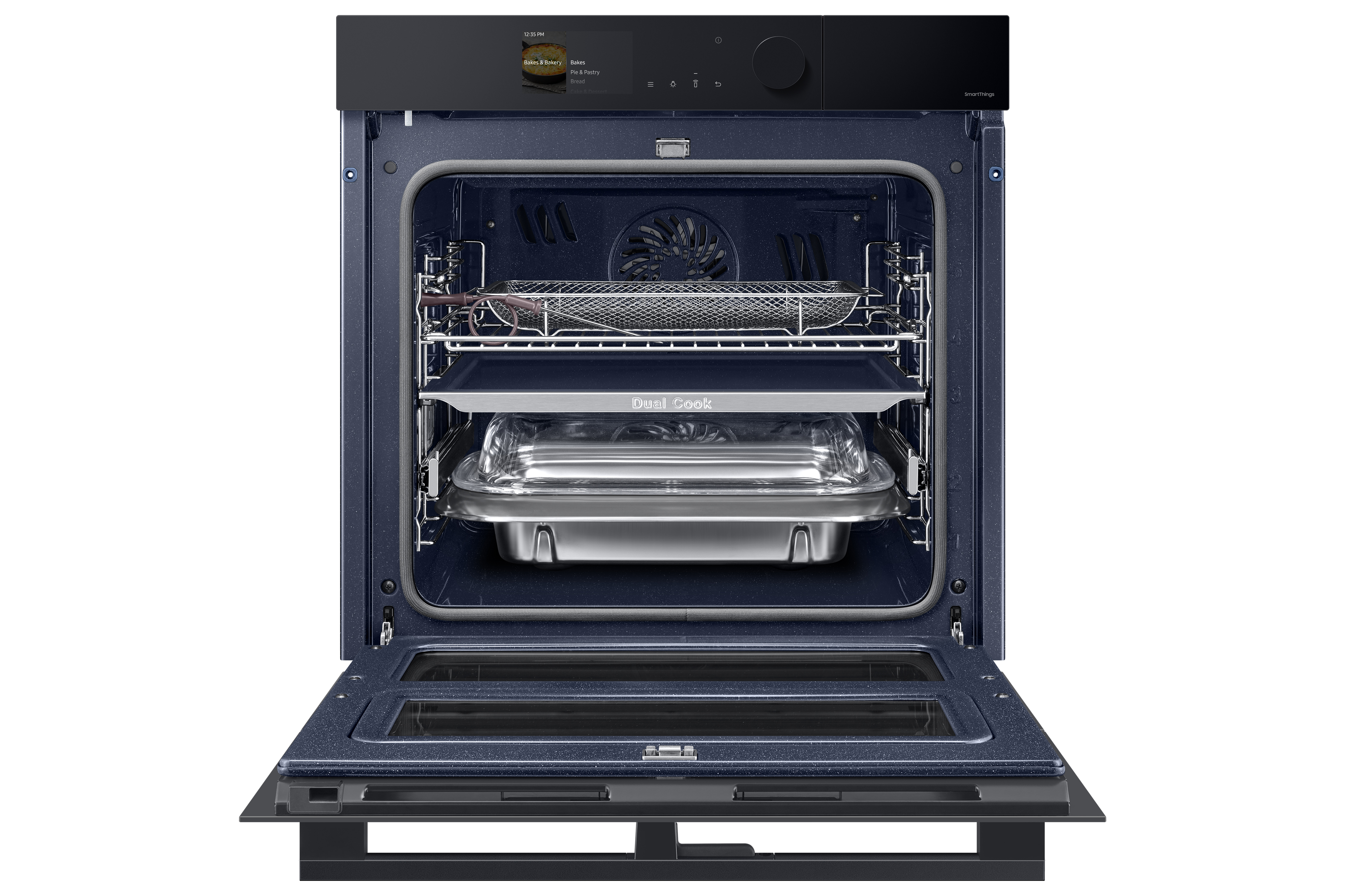Horno abierto con estantes, etiqueta Dual Cook, interior negro, puerta abierta, fondo blanco.