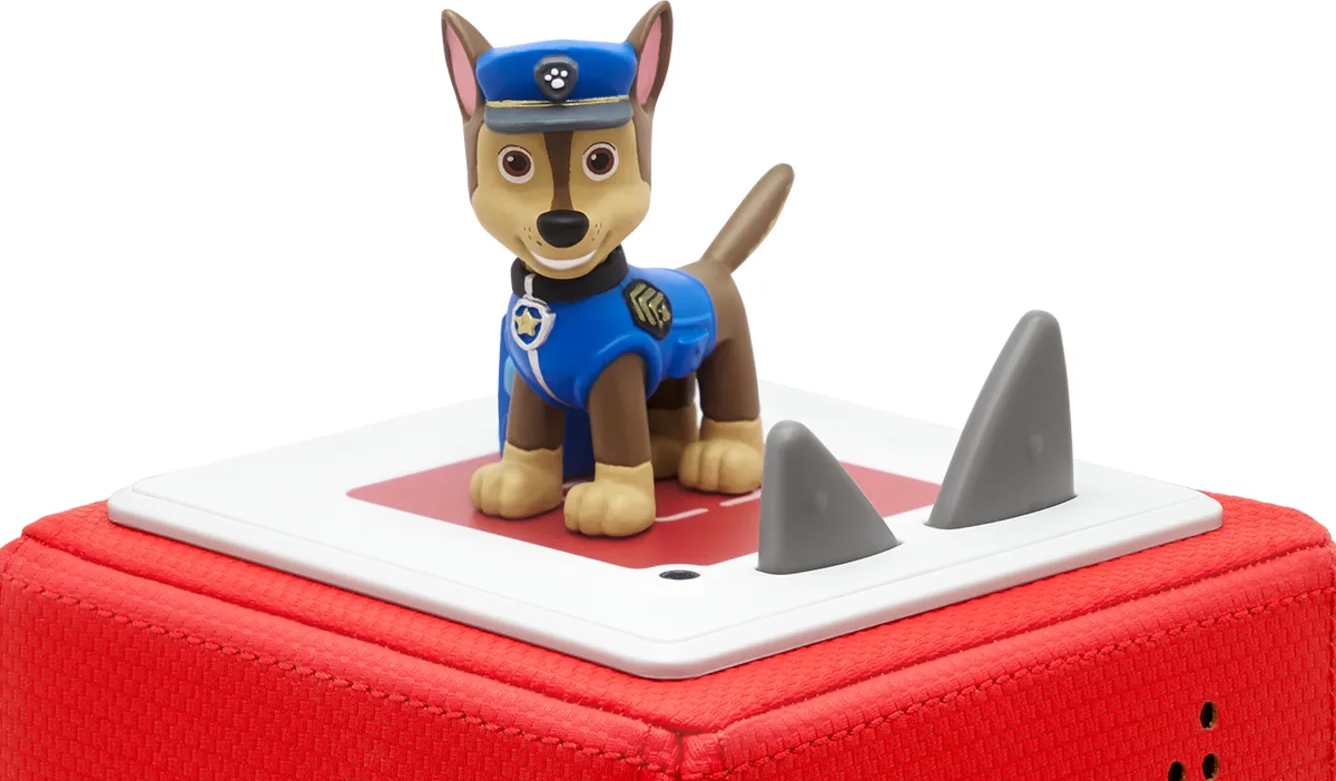 Chase von Paw Patrol Spielzeug auf roter Basis mit zwei grauen Haifischflossen.