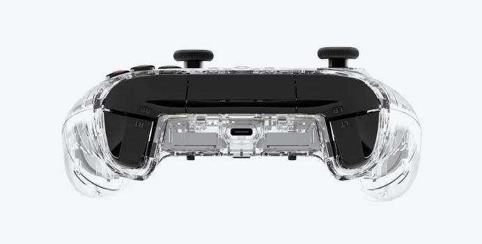Ein durchsichtiger Gamecontroller mit schwarzen Knöpfen und Joysticks. Auf weißem Grund.