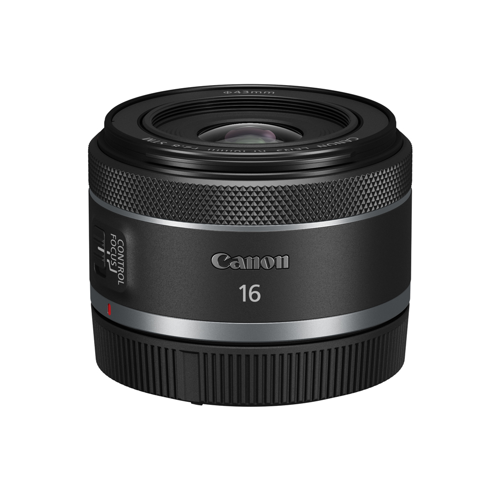 Siyah Canon 16mm kamera merceği. Merceğin bir odak halkası ve bir kontrol odak anahtarı var.