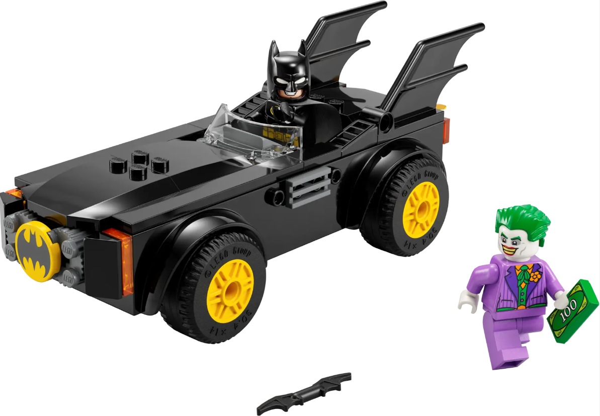 Samochód Lego Batman z figurką Batmana i figurką Jokera trzymającego pieniądze i batarang.