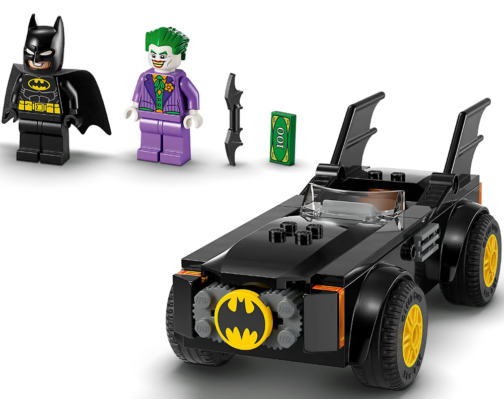 Figurki Lego Batmana i Jokera z Batmobilem i akcesoriami na białym tle.