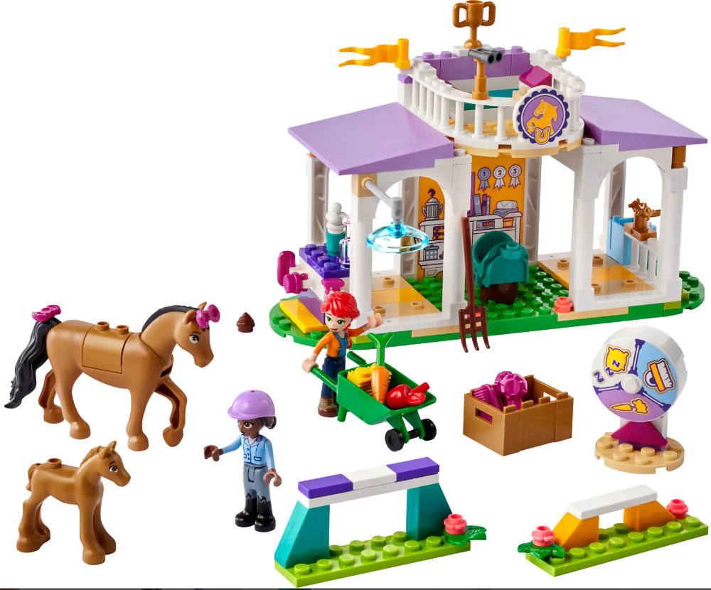 Zestaw Lego Friends stajni dla koni z figurkami, końmi i akcesoriami na białym tle.