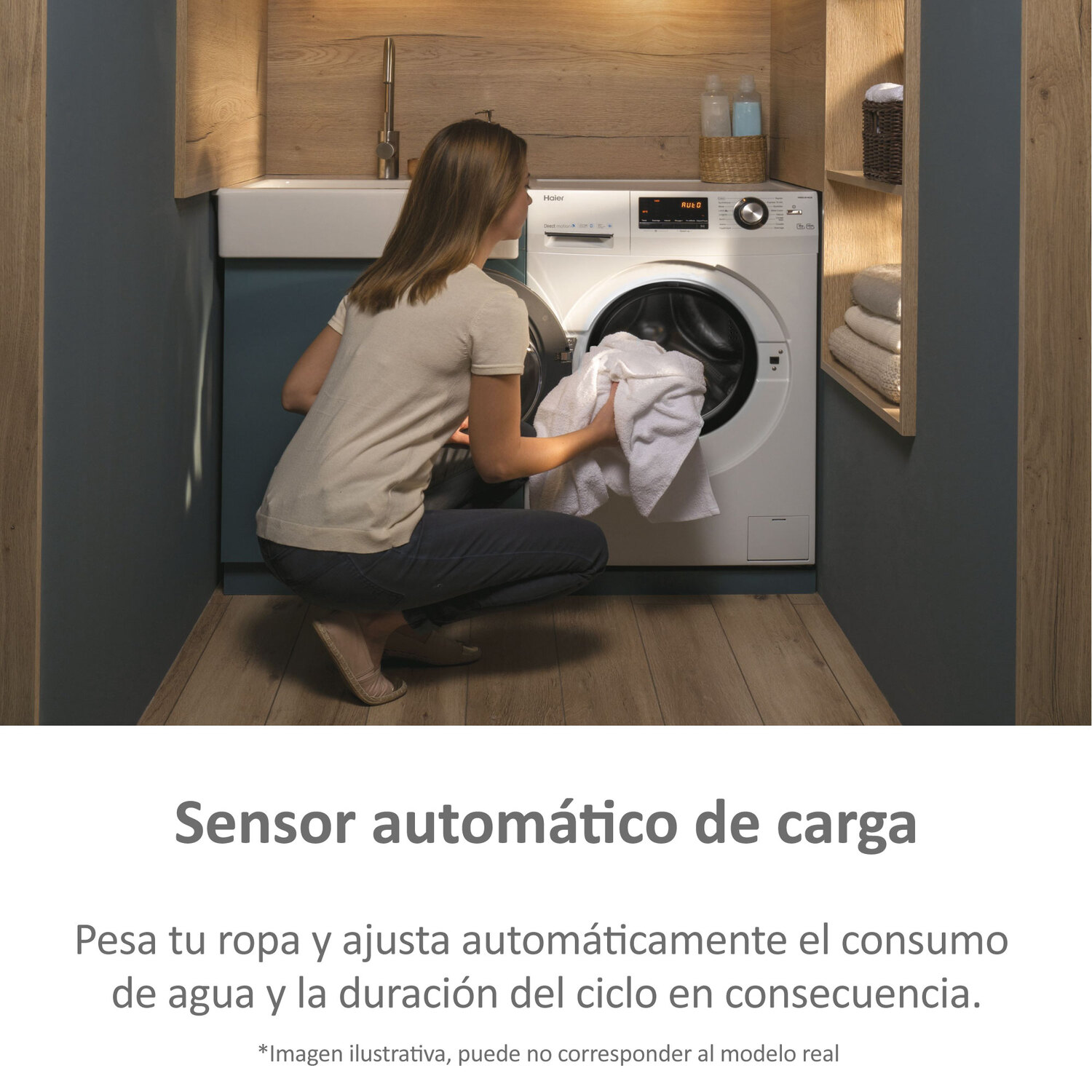 Mujer poniendo una toalla blanca en una lavadora. Texto: Sensor carga.