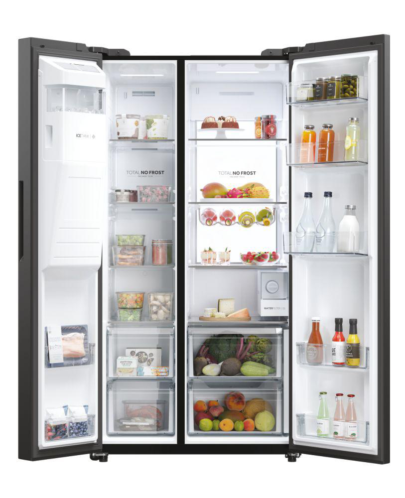 Ein Kühlschrank mit geöffneten Türen, gefüllt mit Lebensmitteln, Früchten, Getränken und mehr.