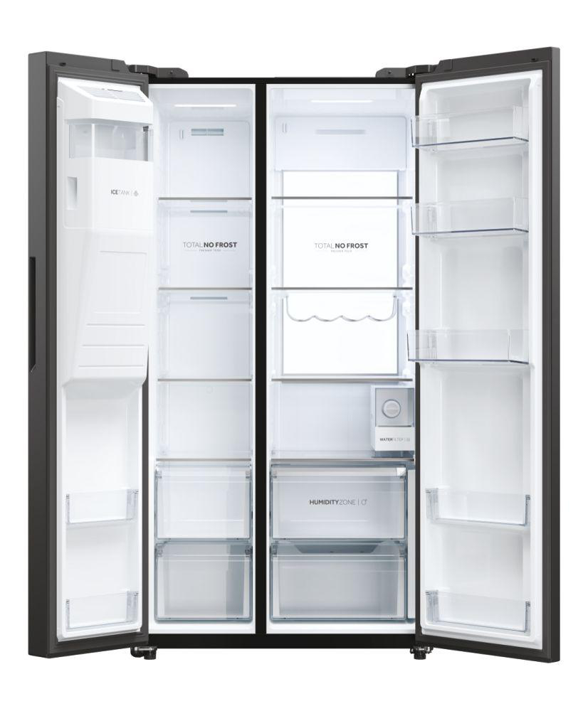 Offener Haier Kühlschrank mit sichtbarem Innenraum.
