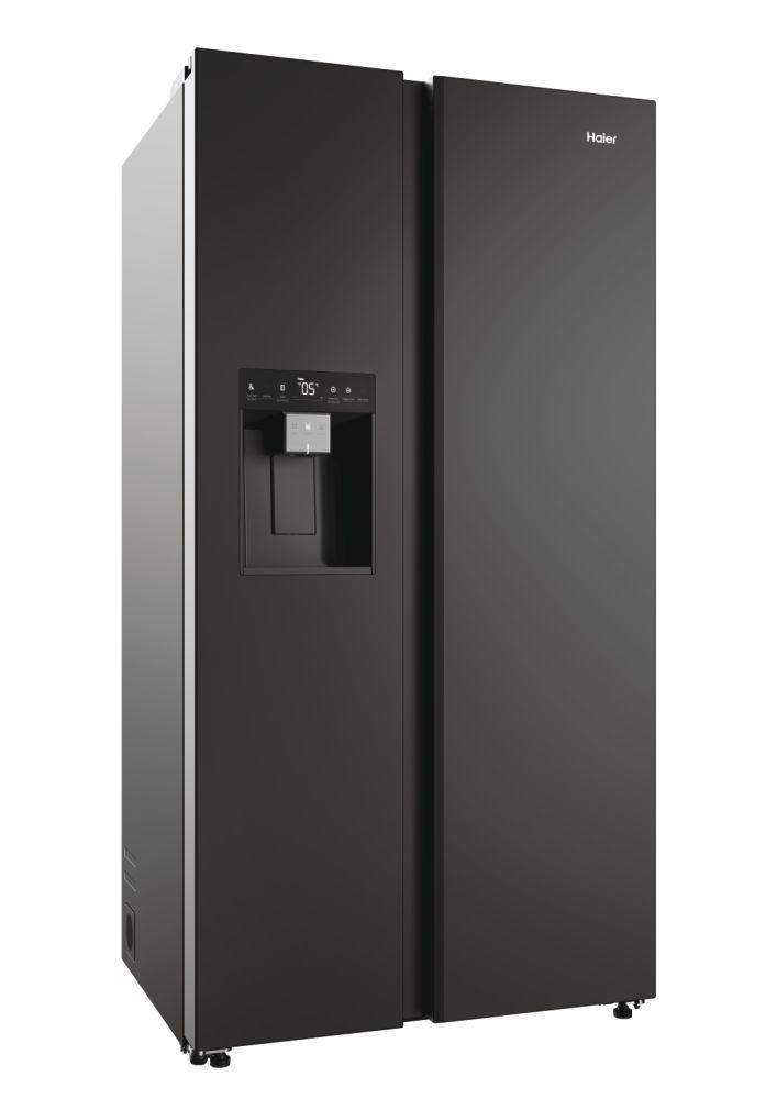 Ein schwarzer Kühlschrank mit zwei Türen. Ein Wasserspender befindet sich an der Vorderseite.