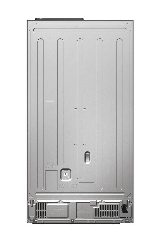 Rückseite eines silbernen Kühlschranks mit Metallic-Finish, isoliert auf Weiß.