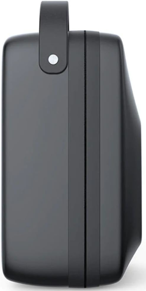 Une boîte noire et rectangulaire avec une poignée, vue latérale, avec une ligne verticale au centre.