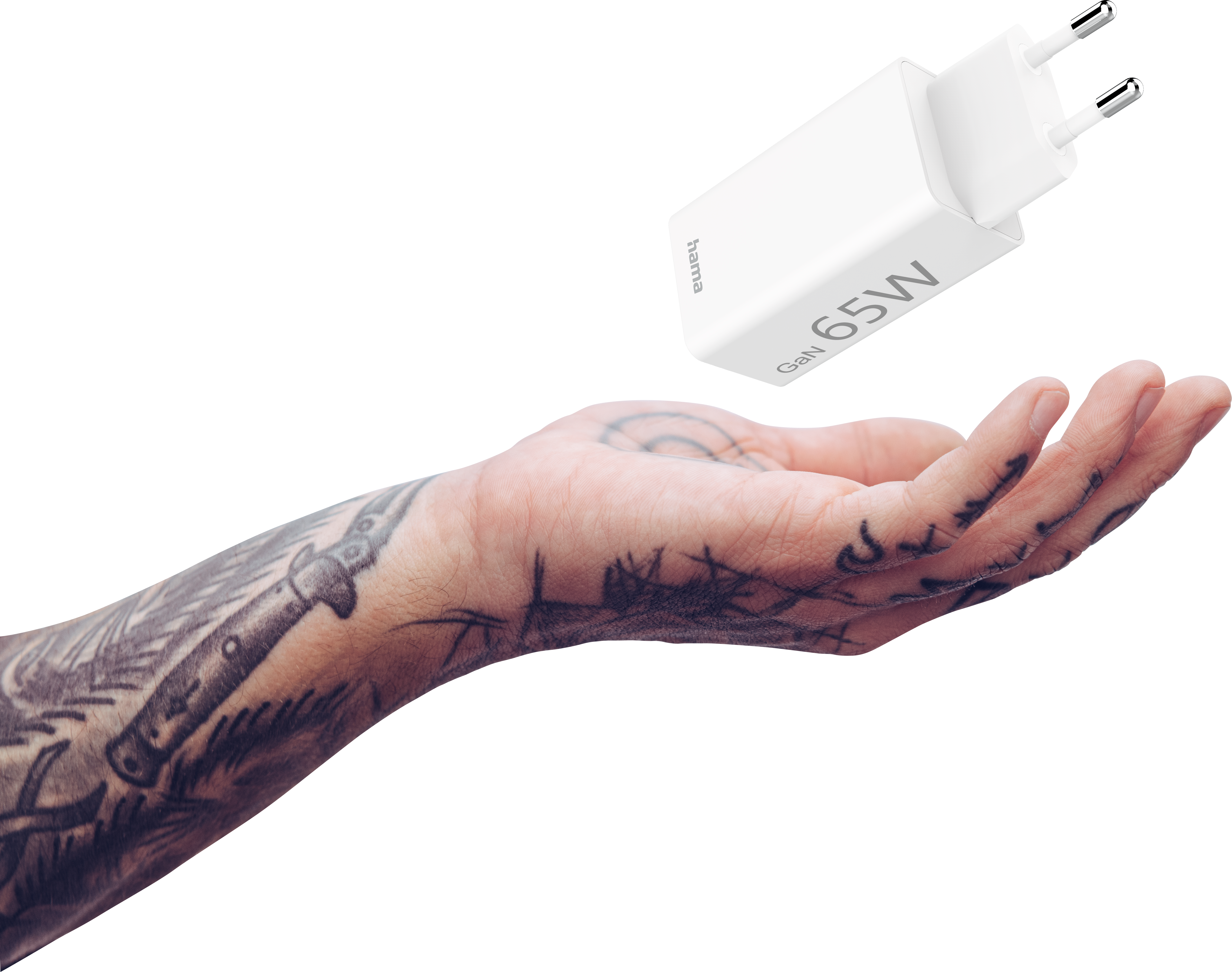 Caricabatterie Hama 65W bianco sospeso sopra una mano tatuata.