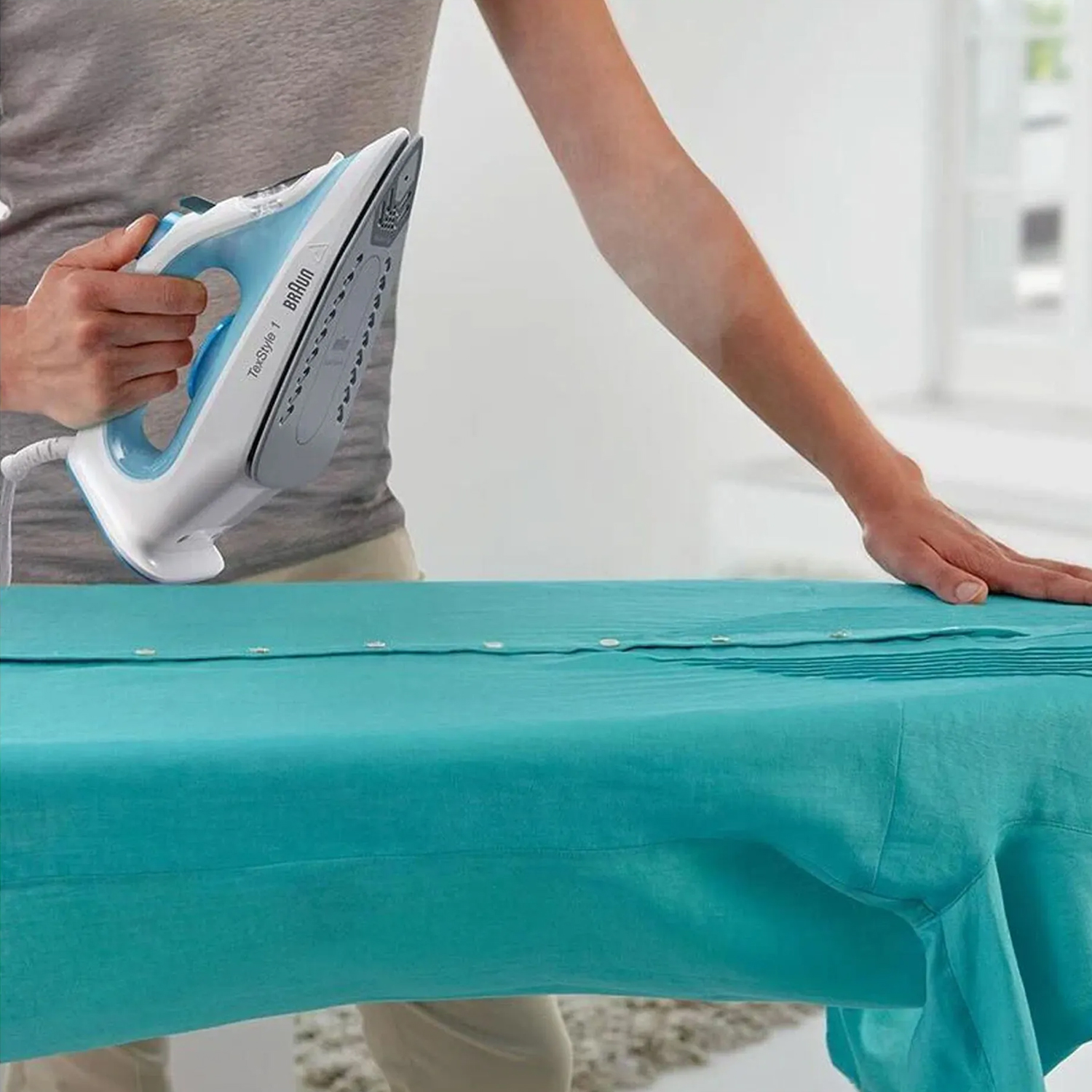 Custodia per tablet nera con stilo su sfondo bianco.