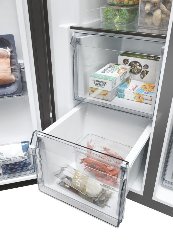 Gefrierschrank mit Lebensmitteln: Lachs, Beeren, Butter, Garnelen.