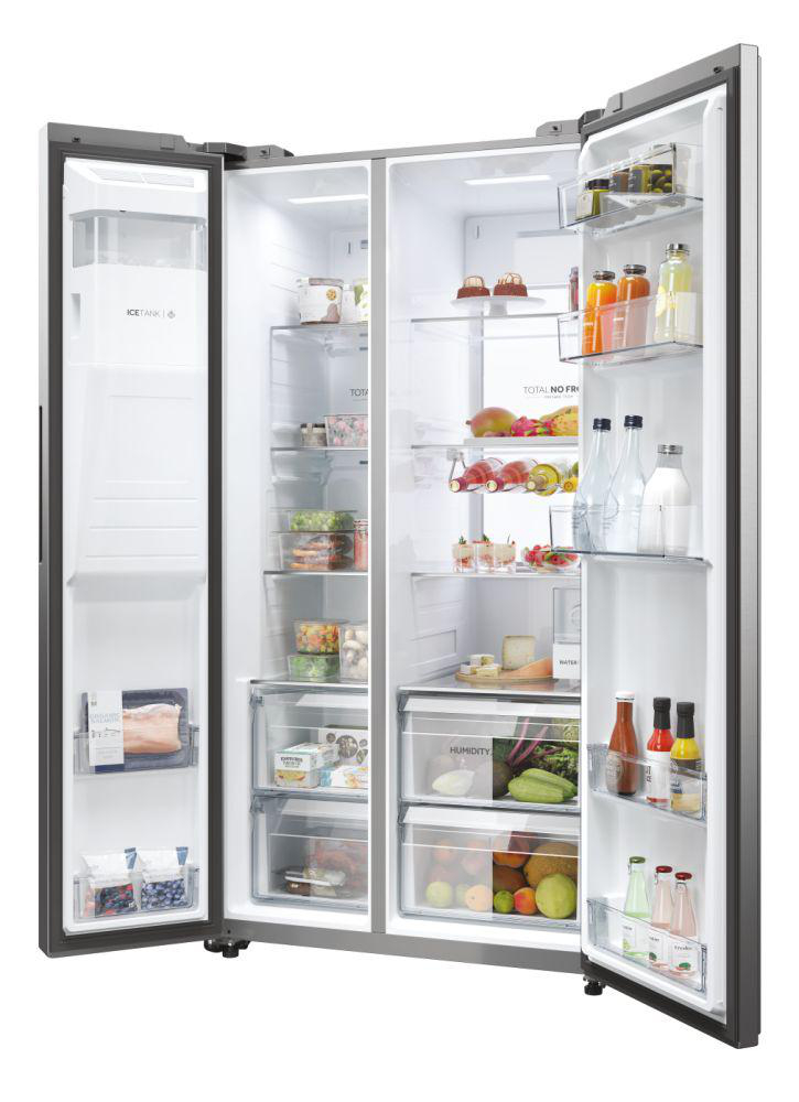 Geöffneter Side-by-Side-Kühlschrank voller Lebensmittel und Getränke. Linke Tür zeigt Eisbereiter und verpacktes Fleisch. Rechte Tür hat Fächer mit Flaschen und Gewürzen.