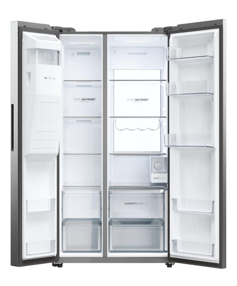Ein offener Kühlschrank mit zwei Türen und mehreren Einlegeböden und Schubladen.