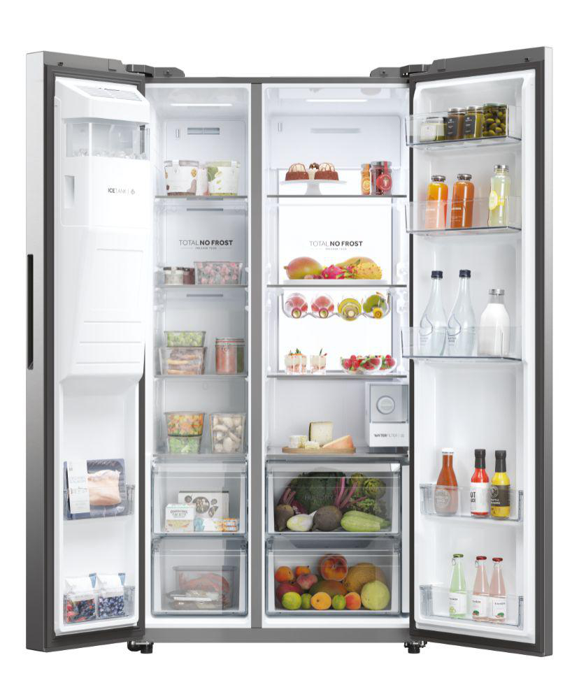 Ein offener Side-by-Side-Kühlschrank mit Lebensmitteln und Getränken in den Fächern.