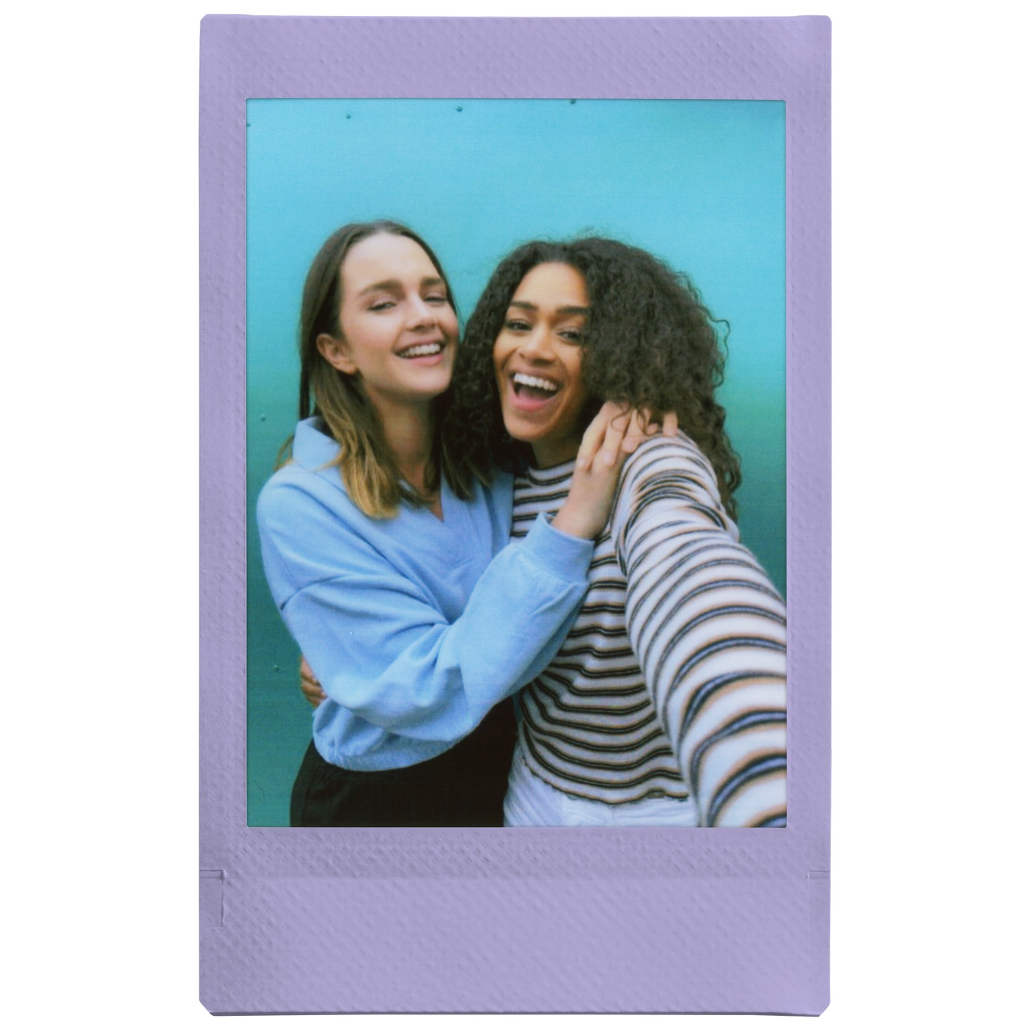 Deux femmes sourient et s'embrassent sur une photo. Encadré par une bordure violette, sur fond turquoise.