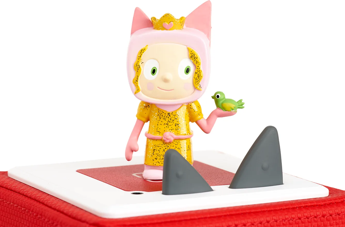 Eine Spielfigur eines Mädchens mit rosa Hut, das einen kleinen grünen Vogel hält.