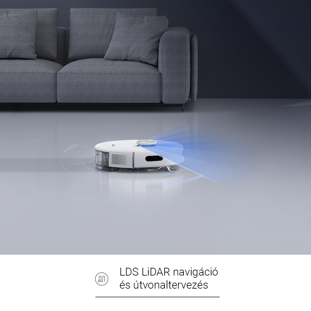 Egy fehér robotporszívó takarít egy szobát, a háttérben egy szürke kanapéval.