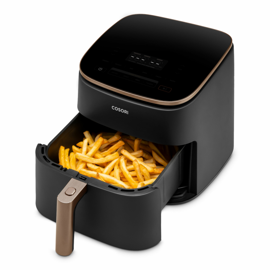 Egy fekete Cosori légkeveréses fritőz, egy fiók sült krumplival.