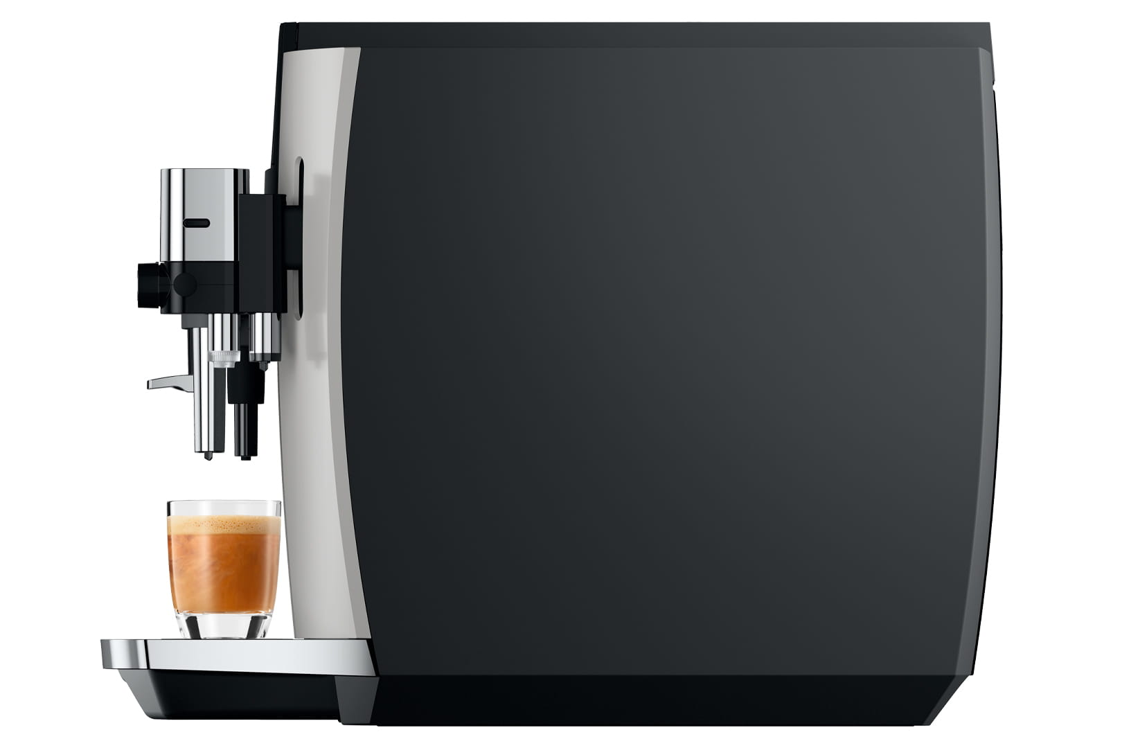 Máquina de espresso con un vaso de espresso, vista lateral, diseño negro y plateado, sobre fondo blanco.