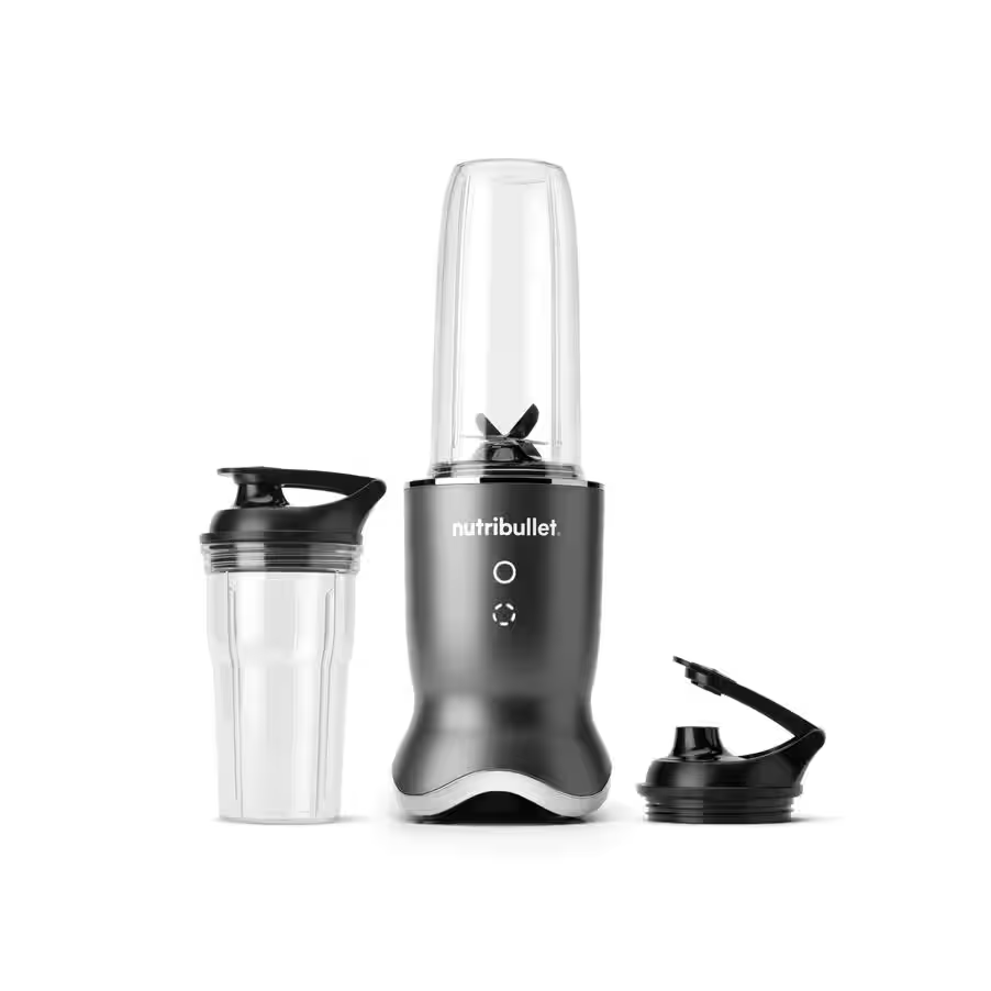 Una licuadora Nutribullet negra y gris con un recipiente transparente y una tapa de viaje negra. Aislada sobre blanco.
