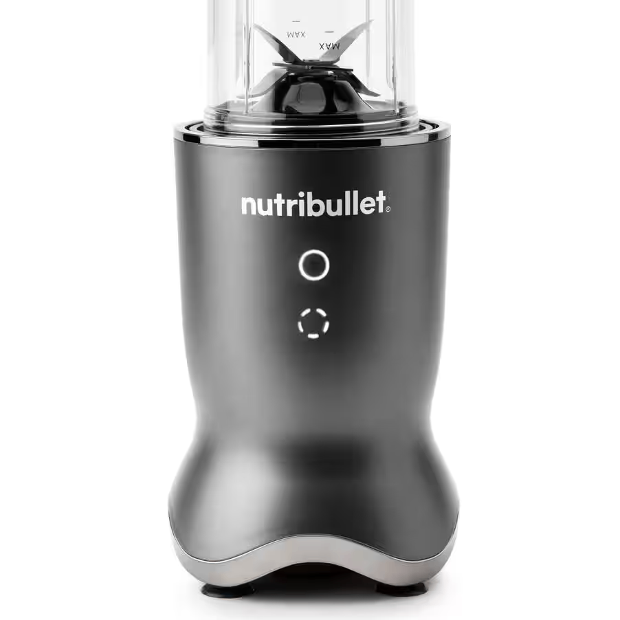 Batidora Nutribullet gris oscuro con un vaso de mezcla transparente.