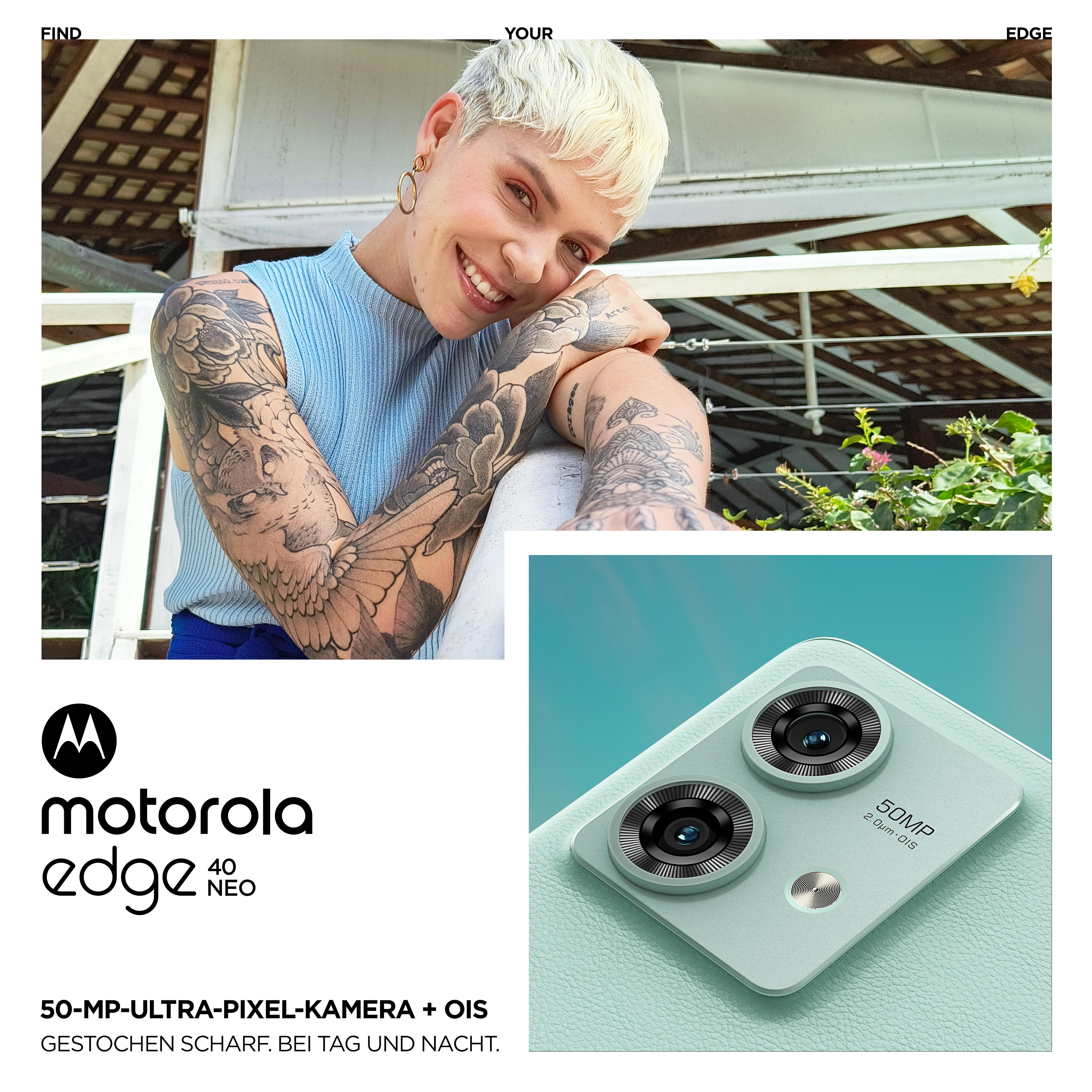 Motorola Edge 40 Neo mit 50MP Kamera. Frau mit Tattoos lächelt in die Kamera.