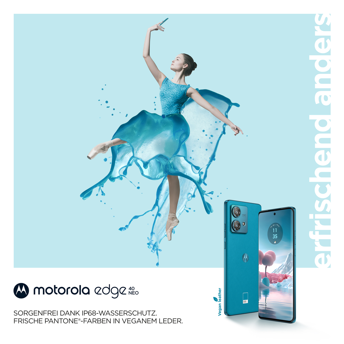 Eine Frau in blauem Kleid tanzt, und zwei teal Telefone werden vor hellblauem Hintergrund angezeigt.