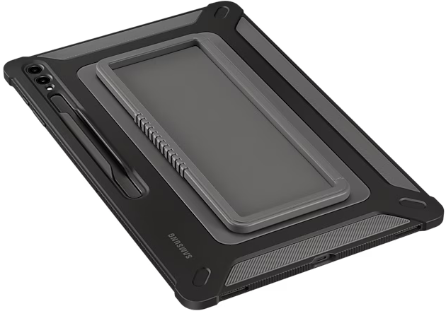 Une tablette noire dans un étui de protection avec un stylet. L'étui a un support.