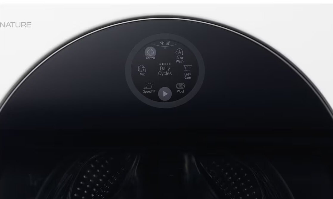 Zbliżenie panelu sterowania pralki. Pokazuje cykle i ustawienia prania.