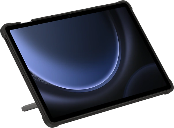 Tablette noire avec étui de protection, appuyée, affichant une image sombre et abstraite.