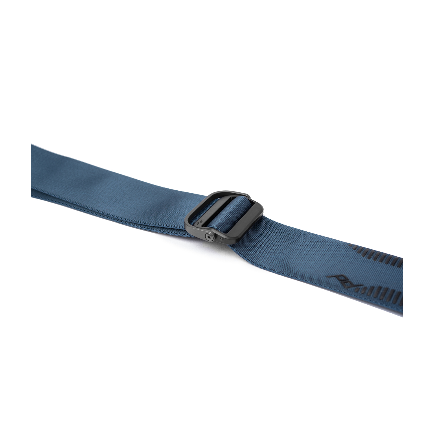 Cinturino blu con fibbia nera. Sfondo bianco.