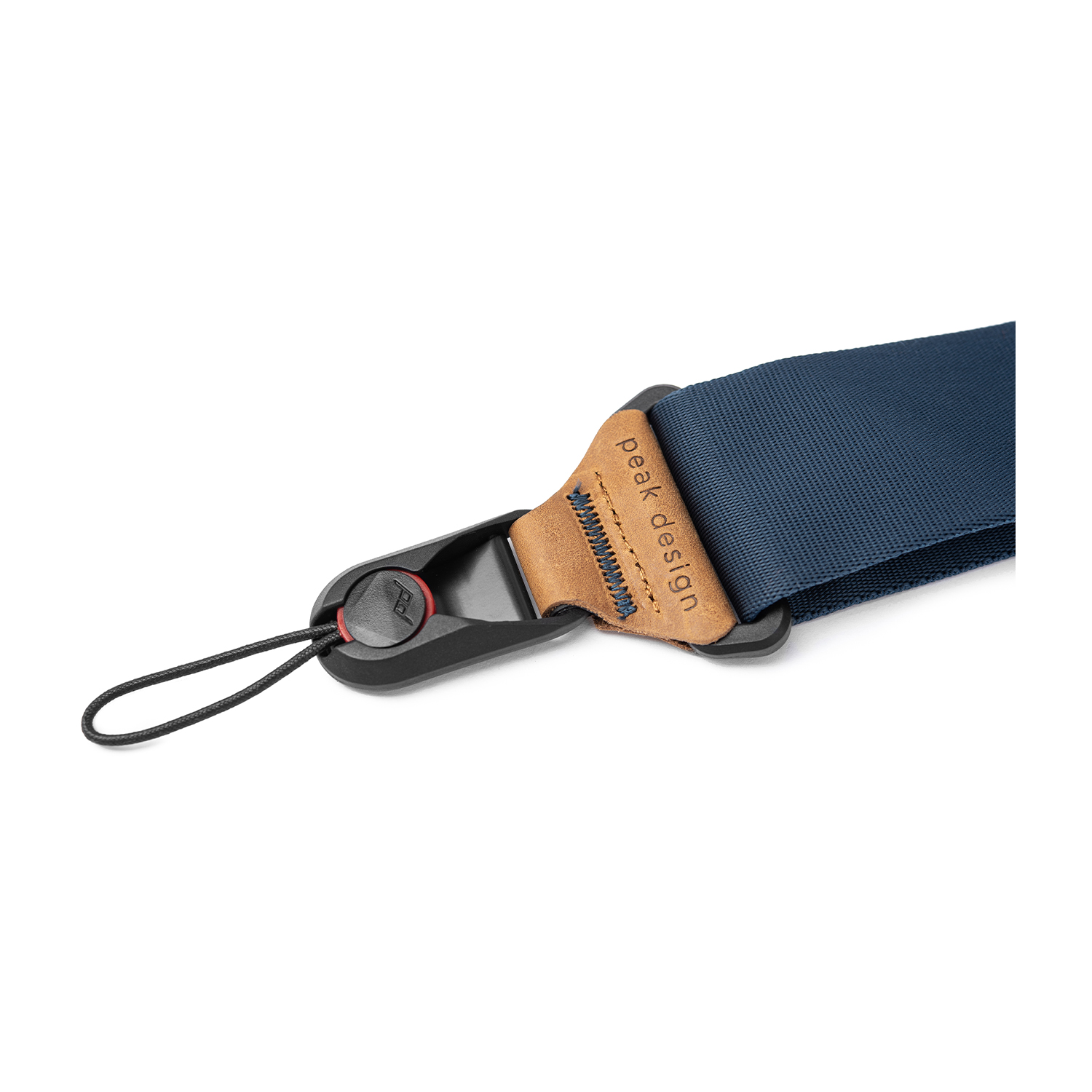 Un primo piano di una tracolla per fotocamera con cinturino blu e dettagli in pelle marrone.