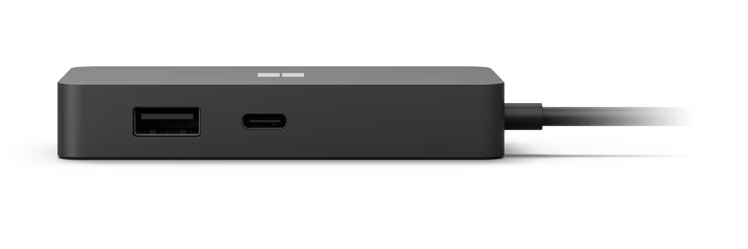 Schwarzer USB-C-Hub mit USB- und USB-C-Anschlüssen, mit Kabel, auf weißem Untergrund.