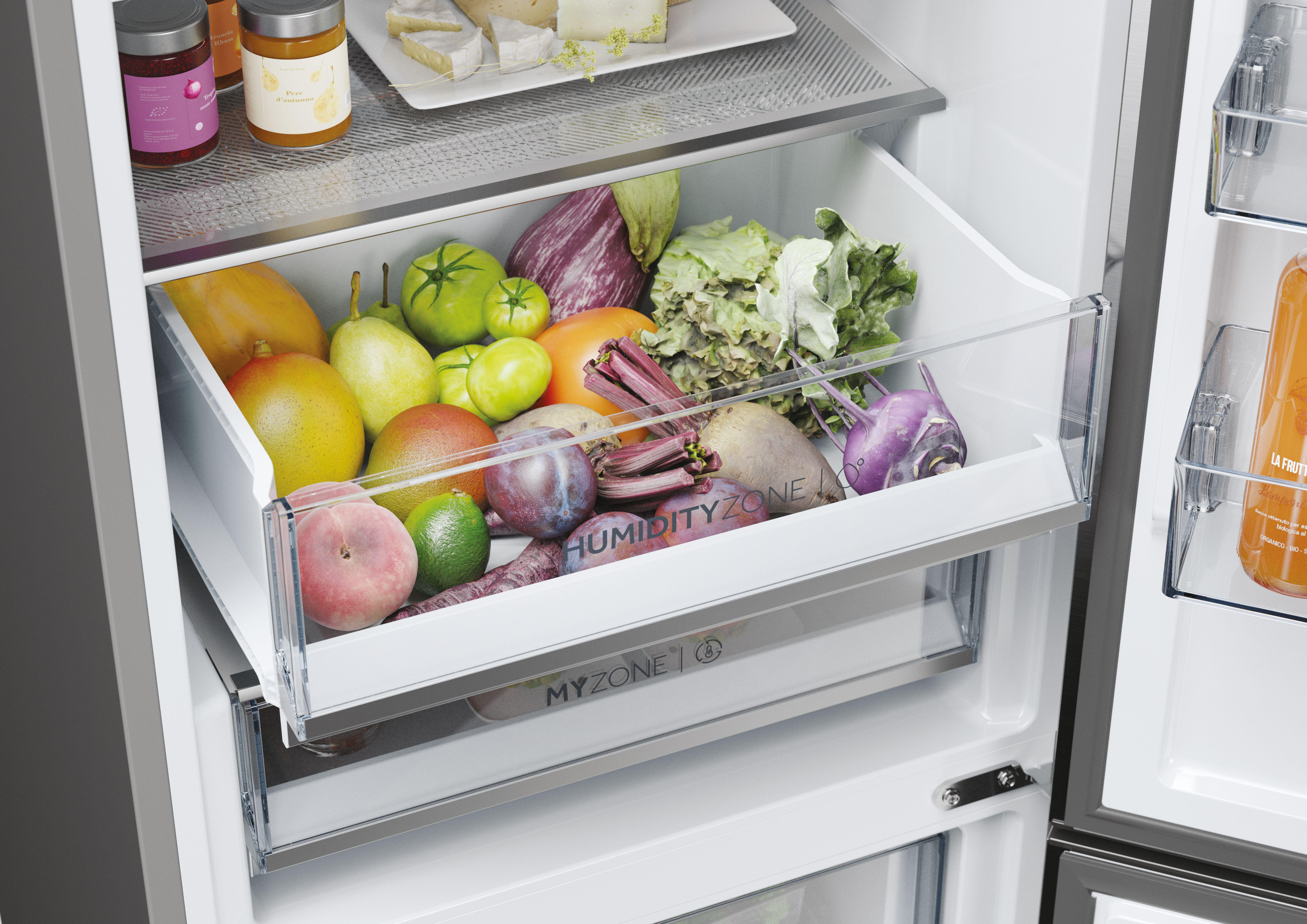 Kühlschublade mit Obst und Gemüse: Mangos, Rüben, Pflaumen, Salat.