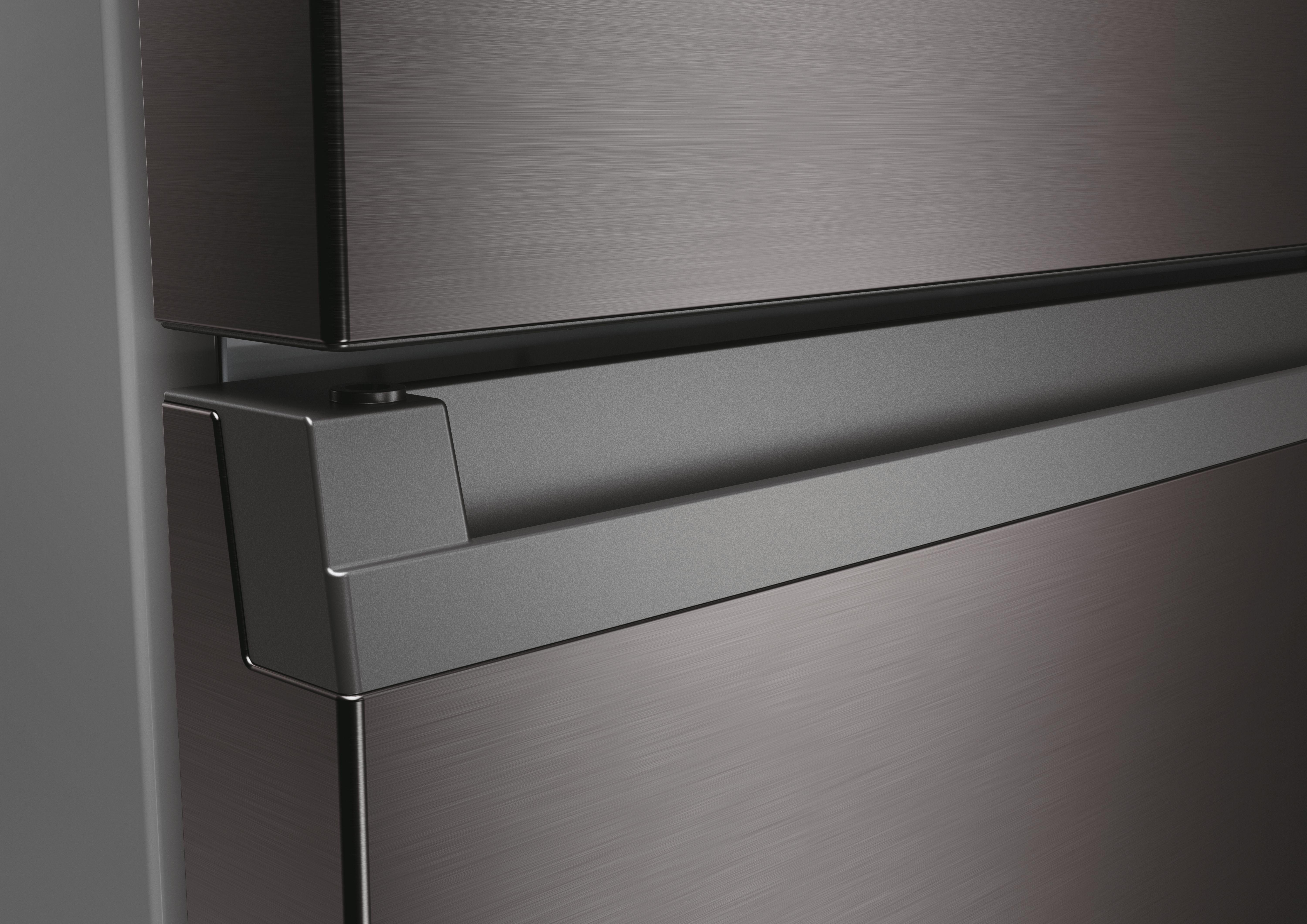 Nahaufnahme eines grauen Kühlschranktürgriffs mit metallischem Finish.