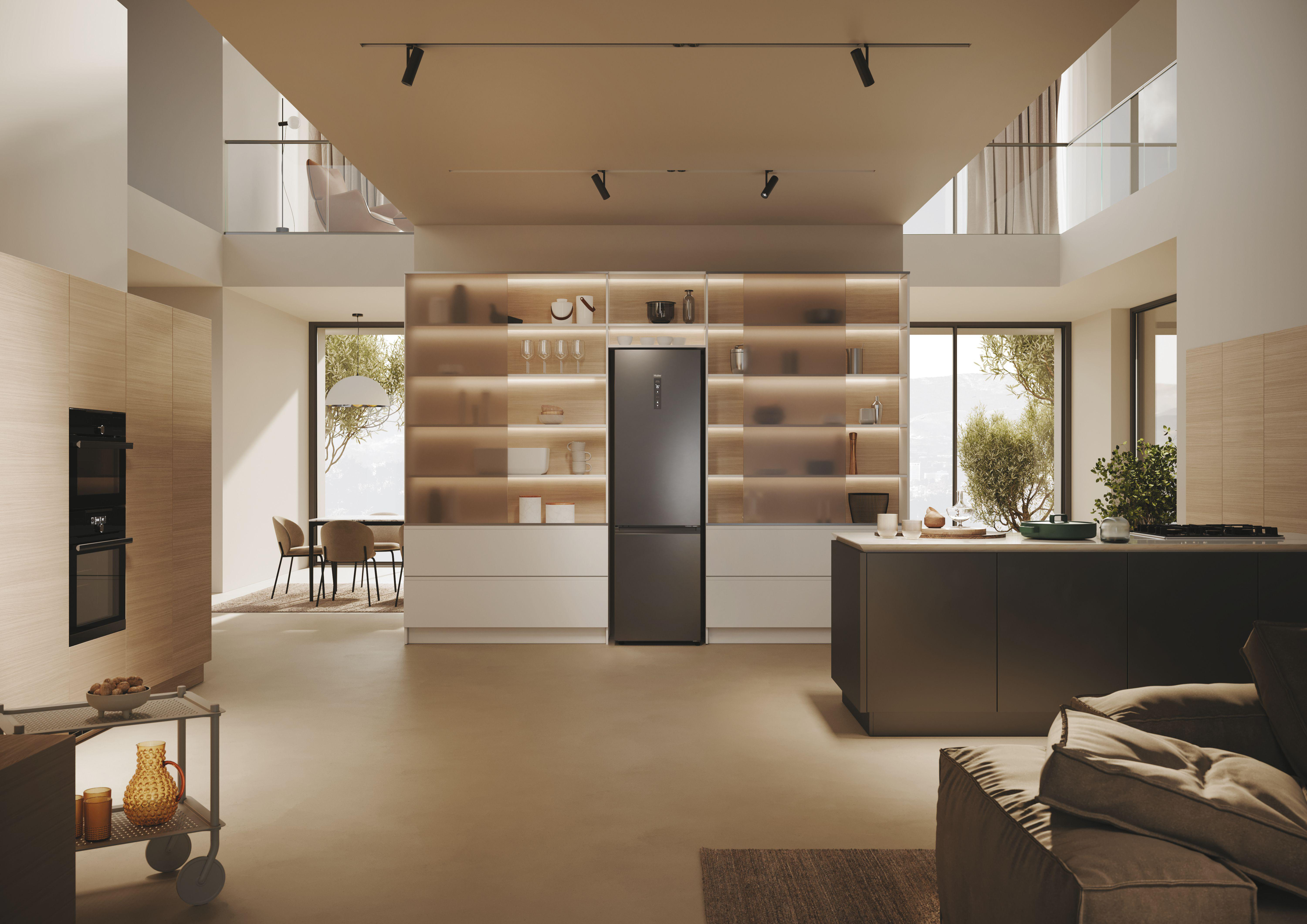 Eine moderne Küche mit Kühlschrank, Schränken und Kücheninsel. Eine helle und luftige Umgebung.