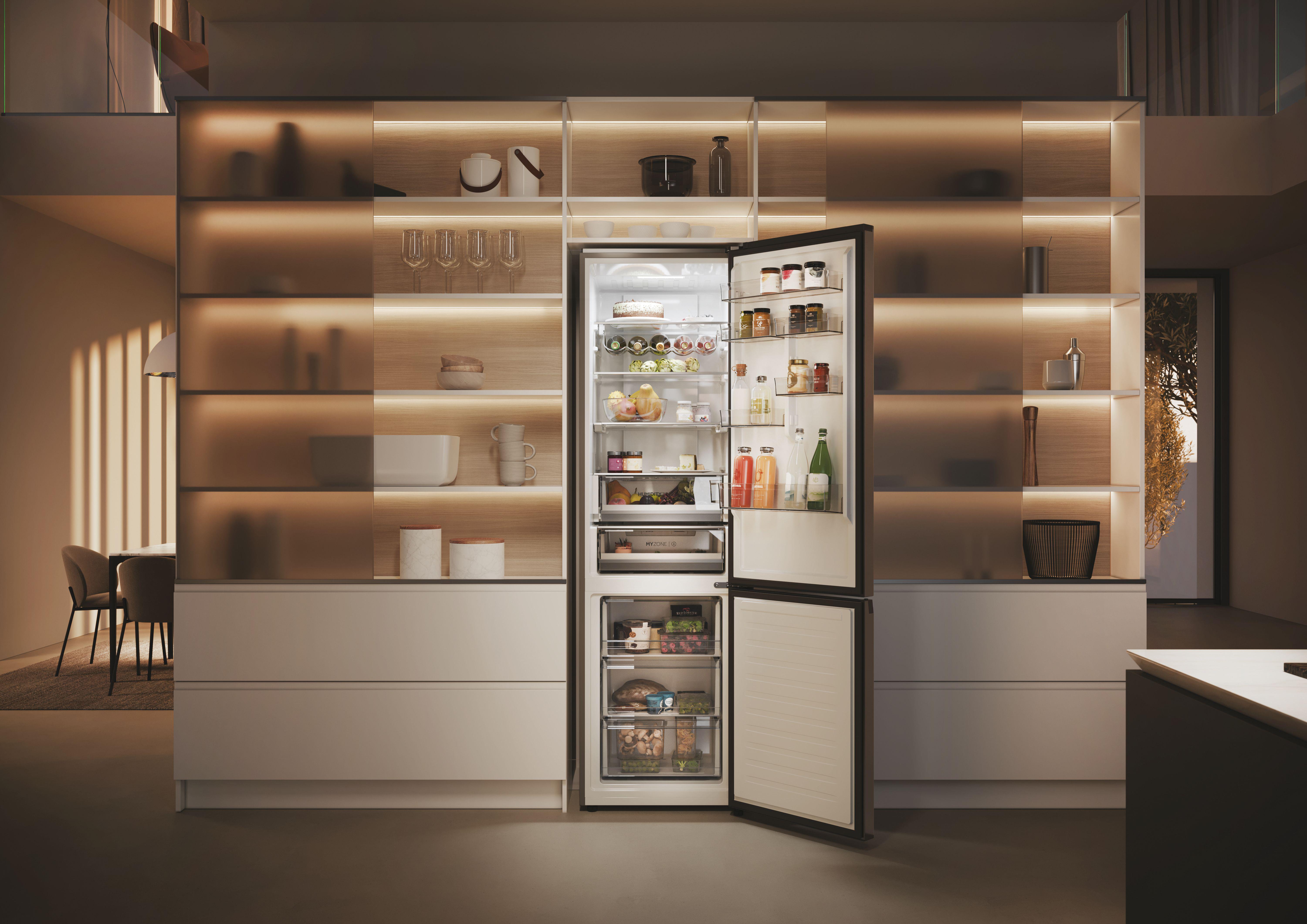 Eine moderne Küche mit einem Kühlschrank mit offener Tür, der Lebensmittel zeigt.