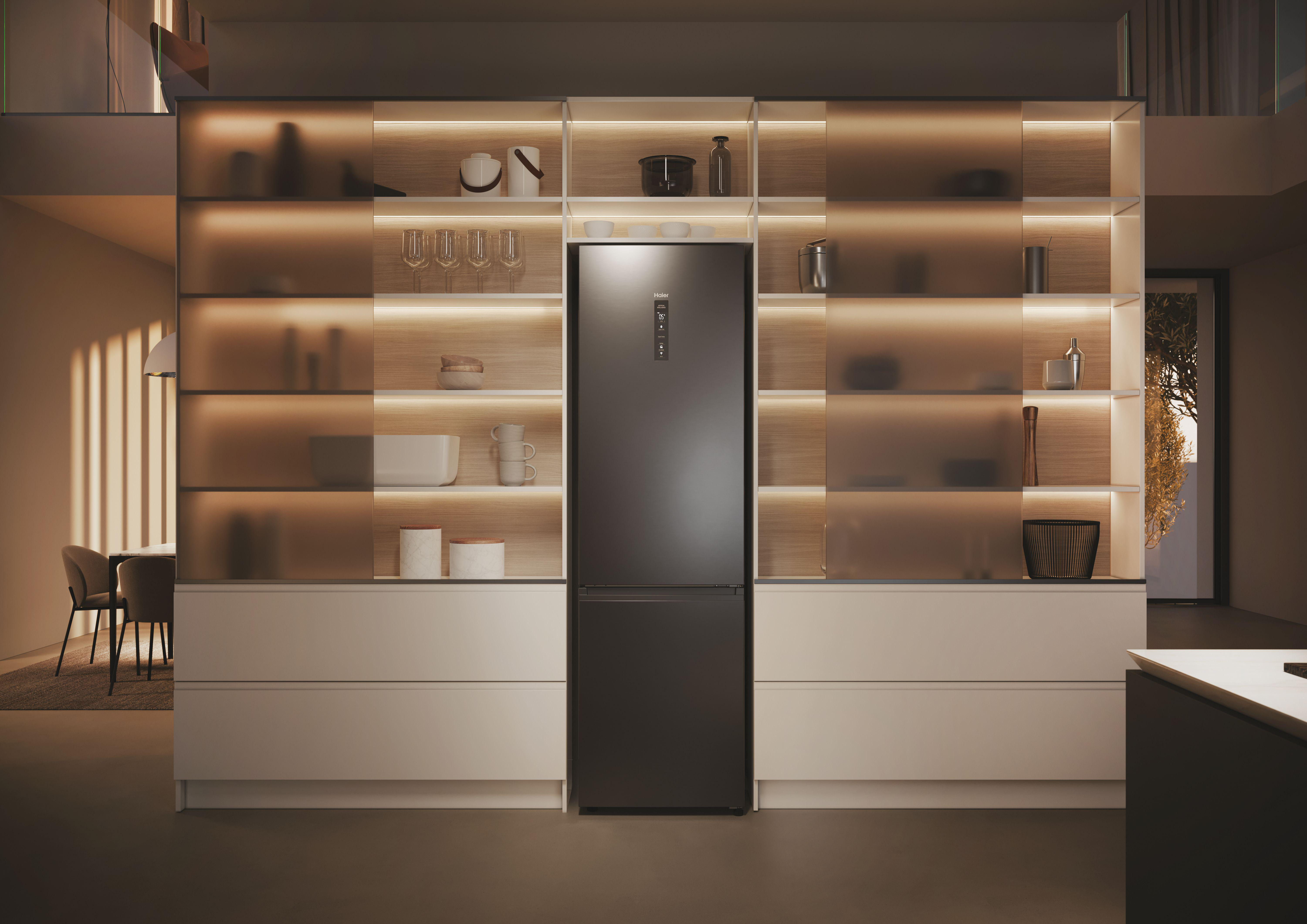 Ein schwarzer Kühlschrank mit zwei Türen, der in eine Wand mit hellfarbiger Holzoberfläche eingebaut ist.