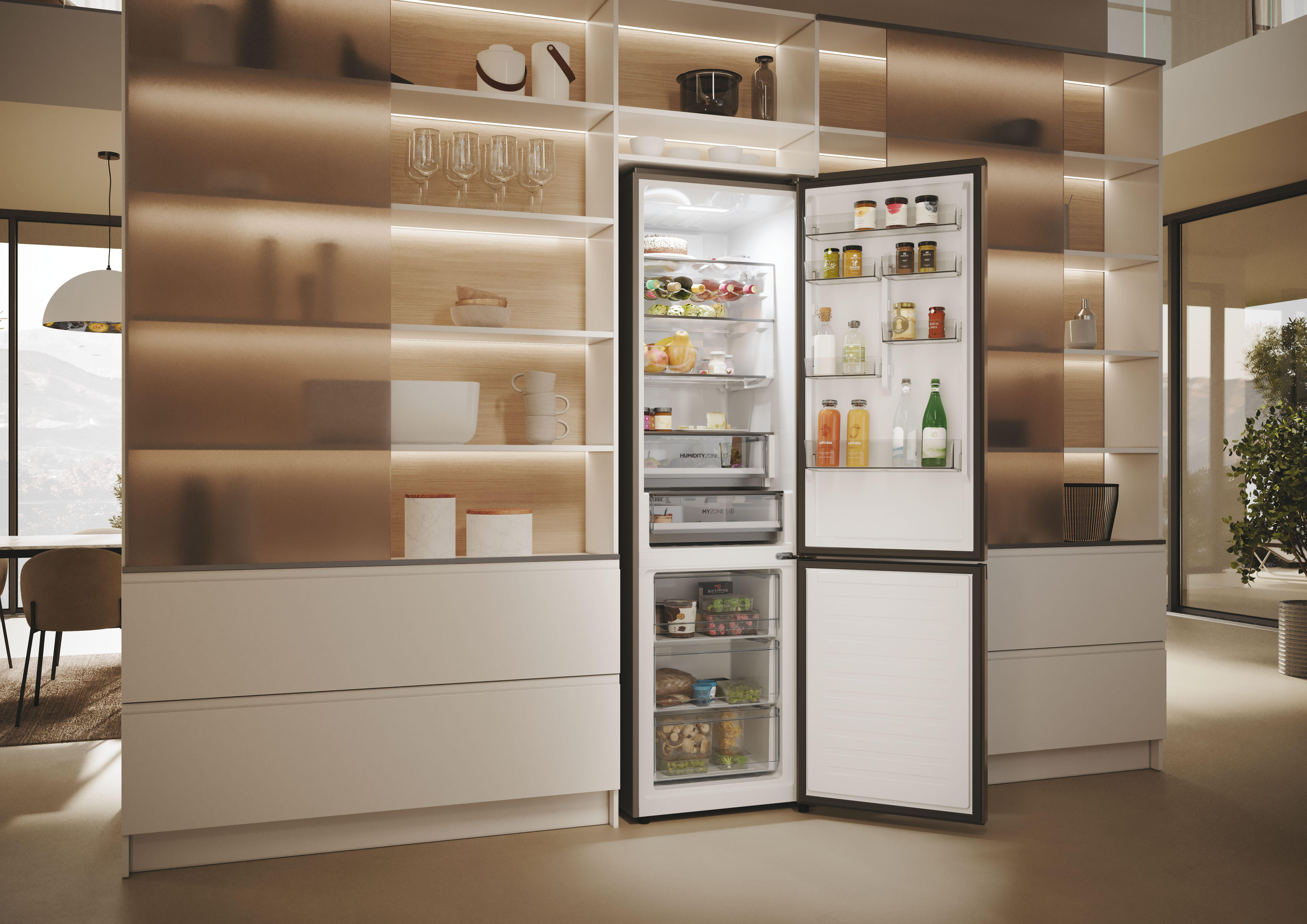 Ein schwarzer Kühlschrank mit geöffneten Türen, der Regale mit Lebensmitteln und Getränken zeigt.
