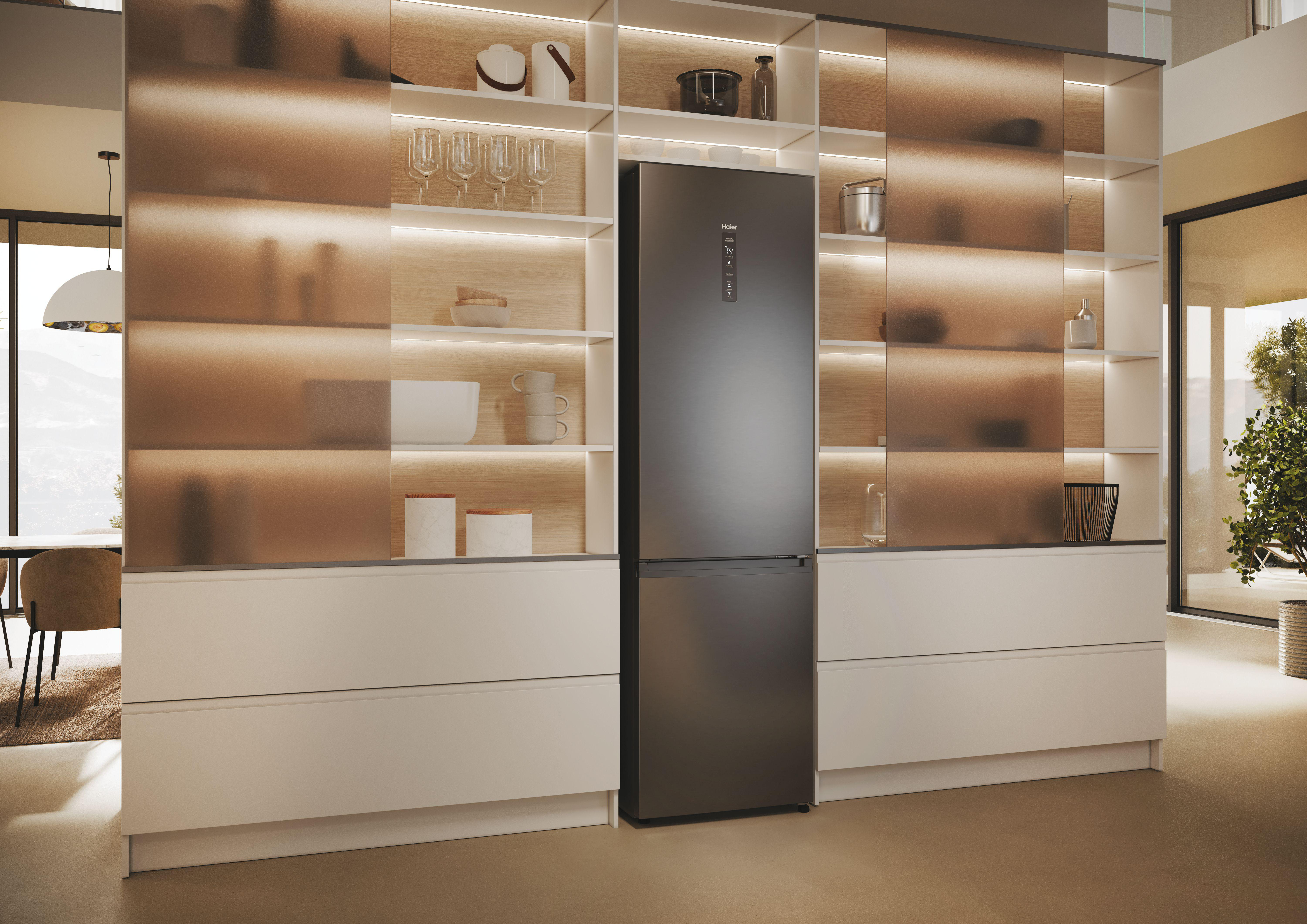Moderne Küche mit eingebautem schwarzem Kühlschrank. Schränke und Regale umgeben den Kühlschrank.