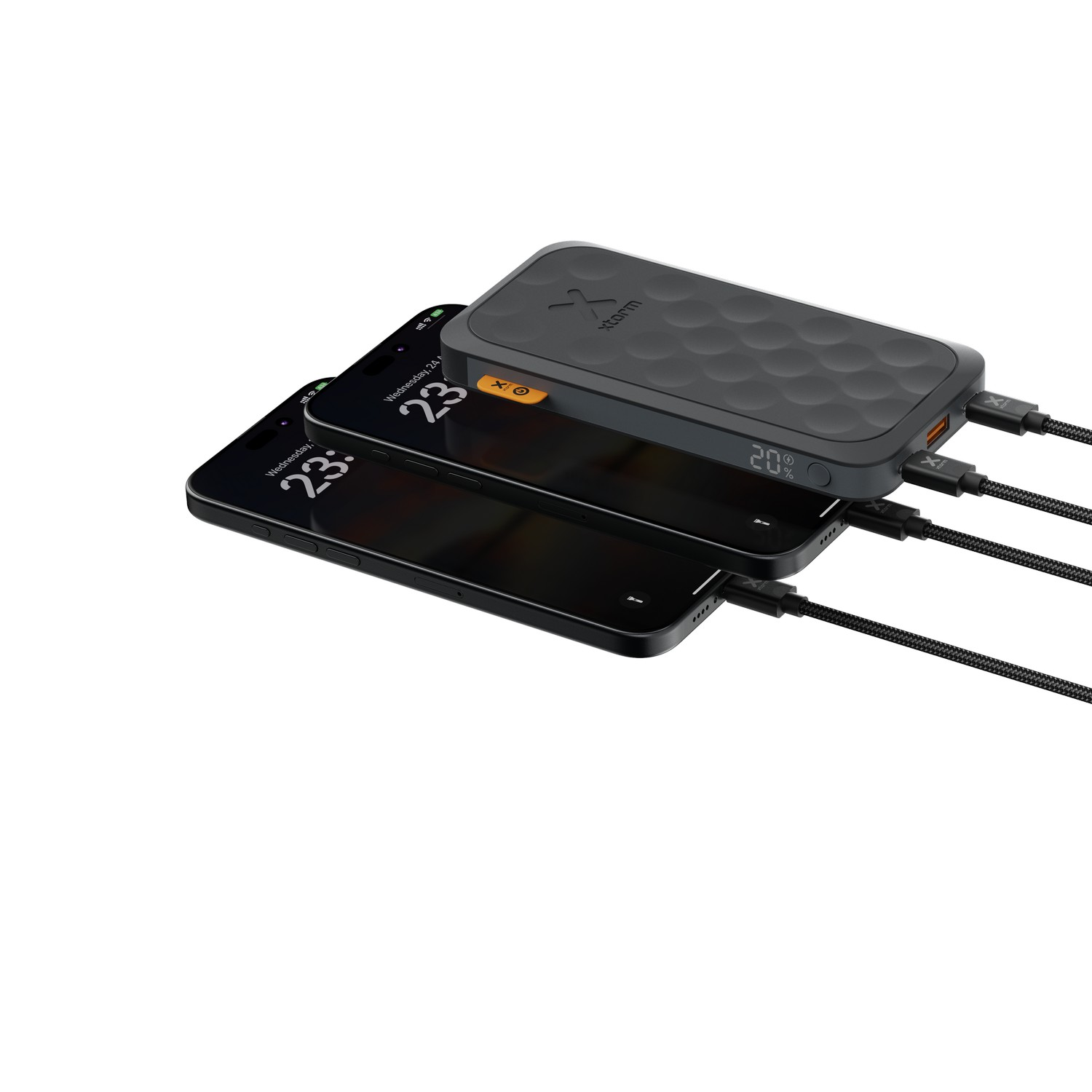 Trois téléphones se rechargeant à partir d'une batterie externe noire. La batterie externe affiche le niveau de batterie.