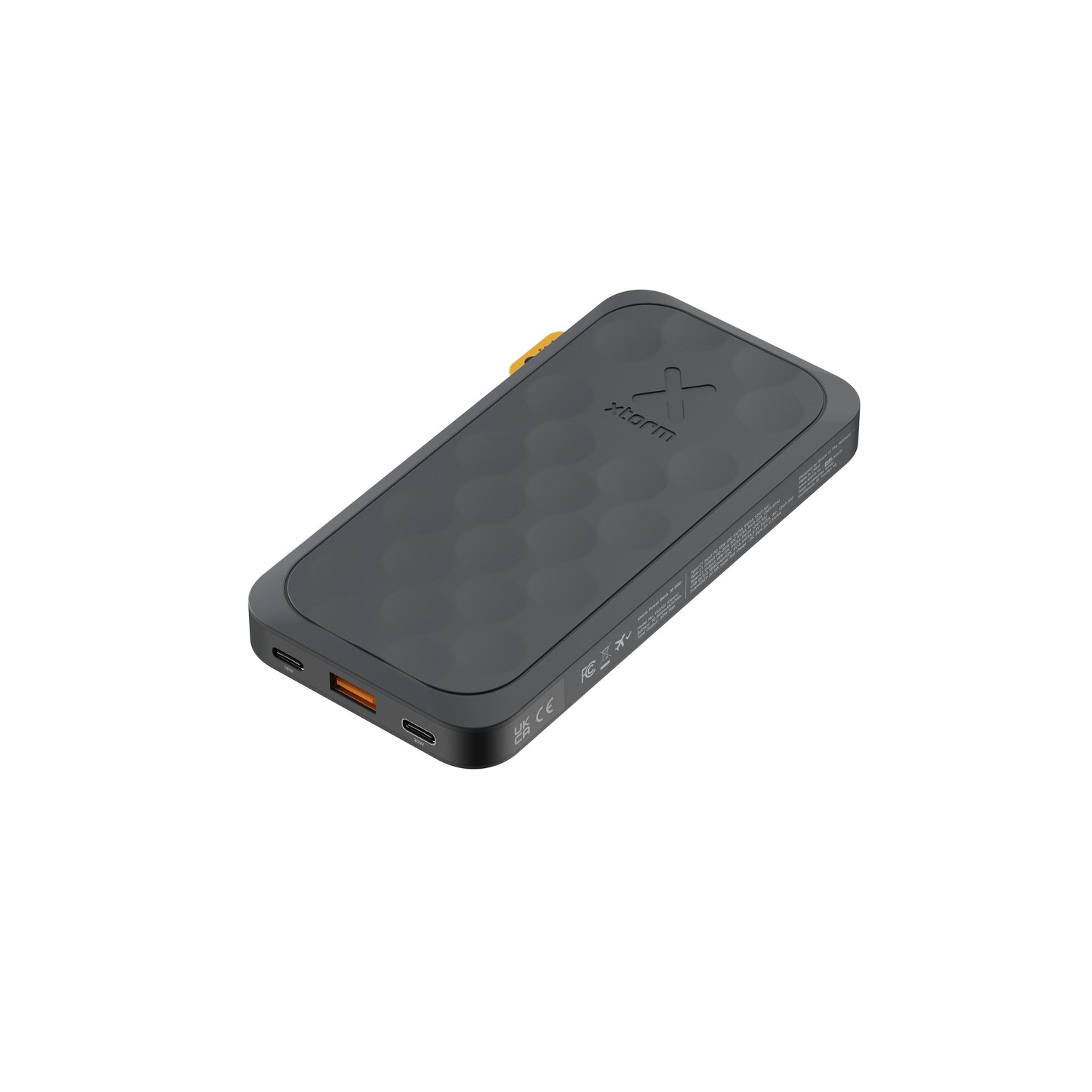 Une batterie externe Xtorm noire et grise, inclinée, montrant les ports.