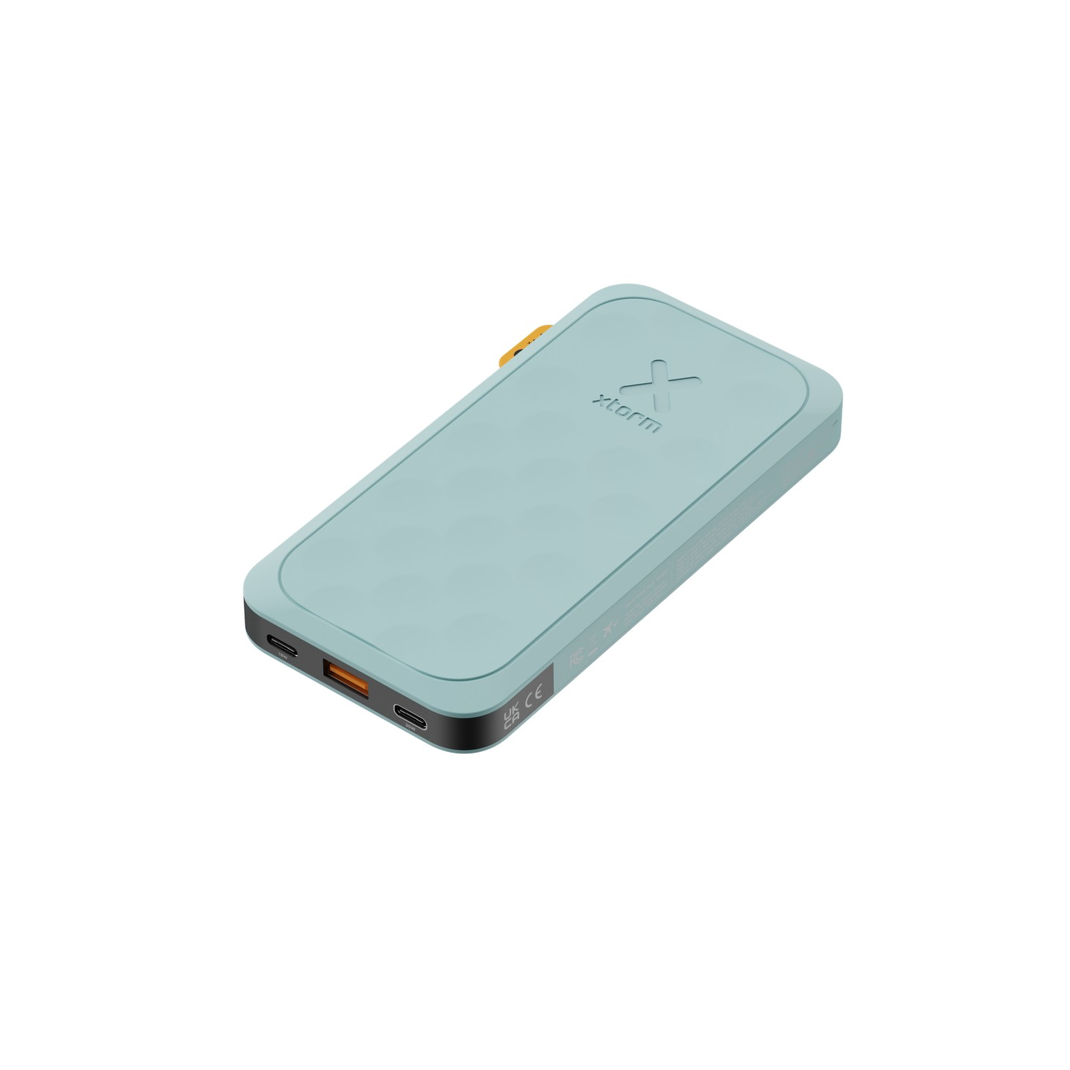 Une batterie externe bleu clair, légèrement inclinée, avec un logo et des ports USB, sur une surface blanche.