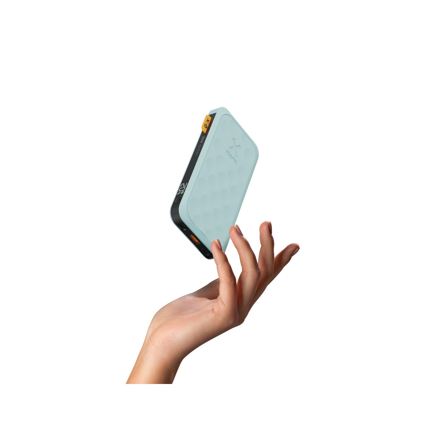 Main tenant une batterie externe bleu clair sur fond blanc.