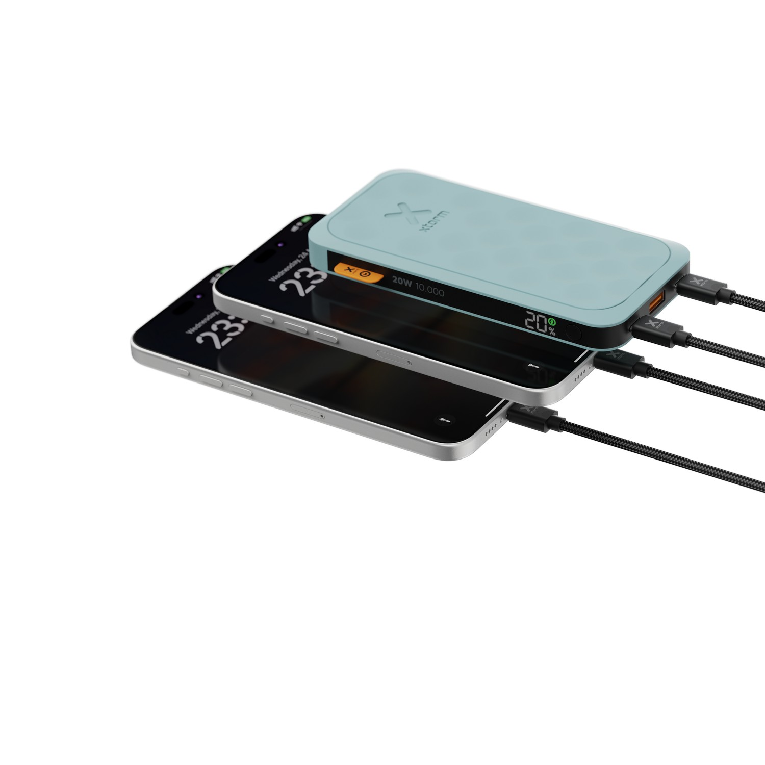 Trois téléphones noirs connectés à une batterie externe turquoise par des câbles de charge noirs, sur fond blanc.