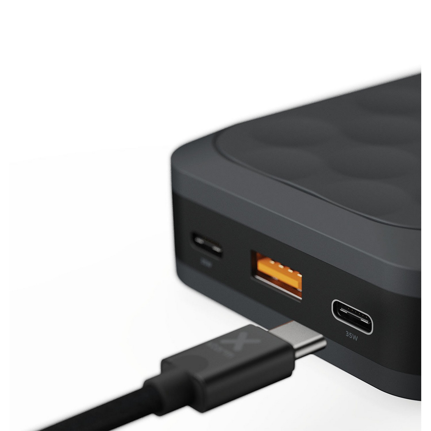 Batterie externe noire avec câble USB-C branché ; port USB orange visible.