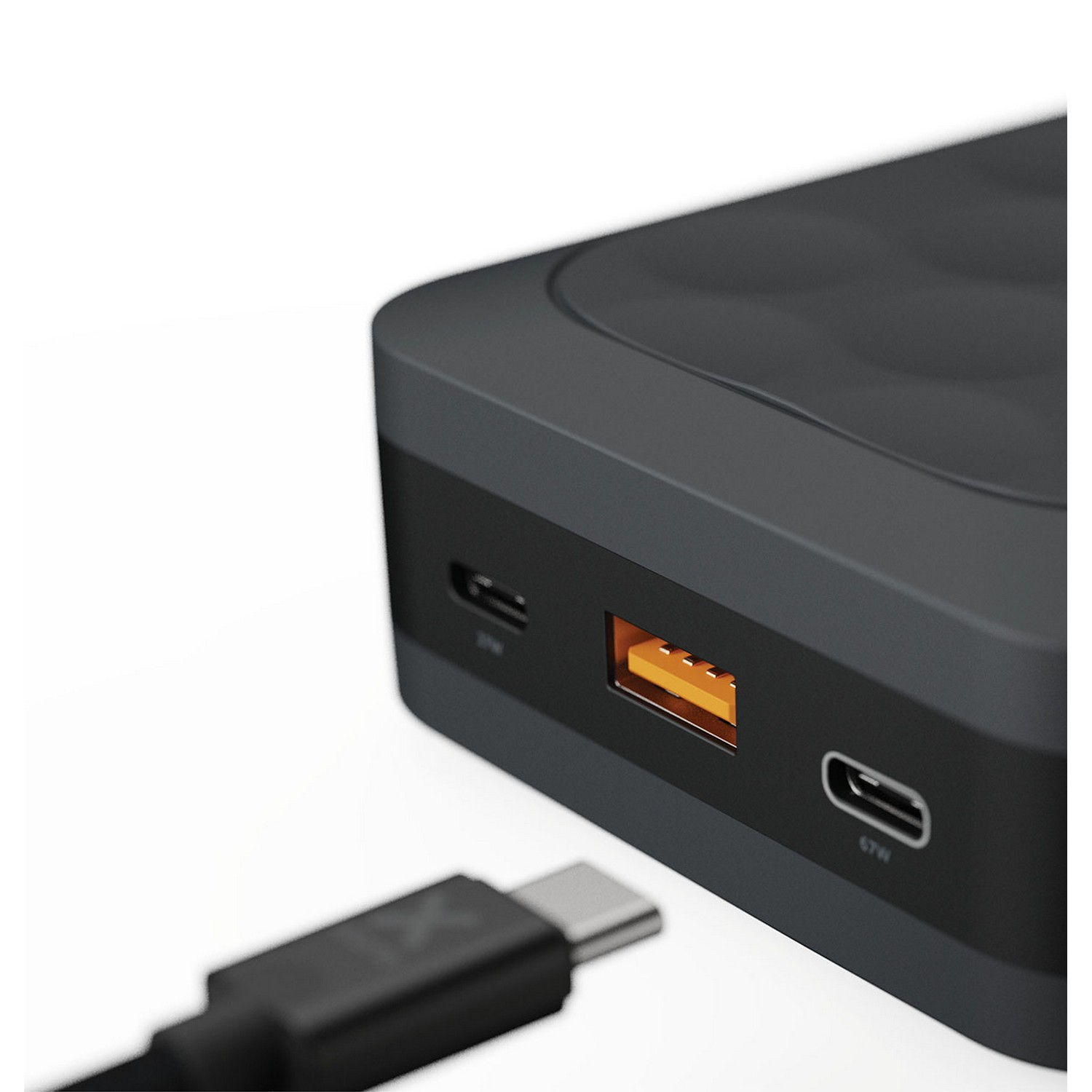 Batterie externe gris foncé. Port USB orange et câble USB-C noir.