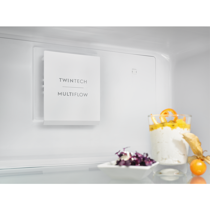 Hűtőszekrény belseje fehér TwinTech MultiFlow panellel. Élelmiszerek elöl.