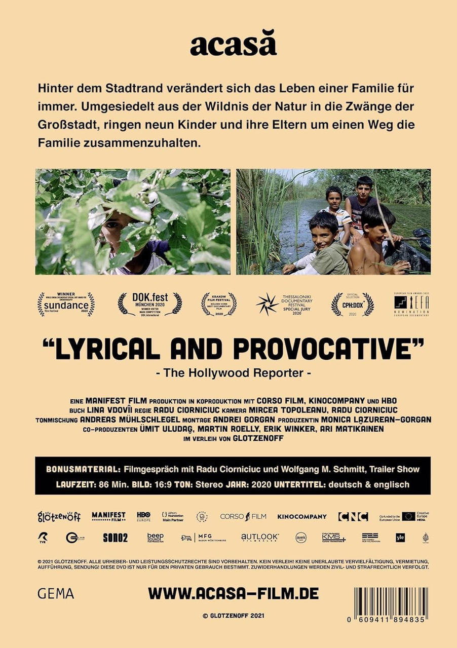 Filmposter mit Text und Bildern von Menschen in Booten, Bäumen und Filmpreisen.
